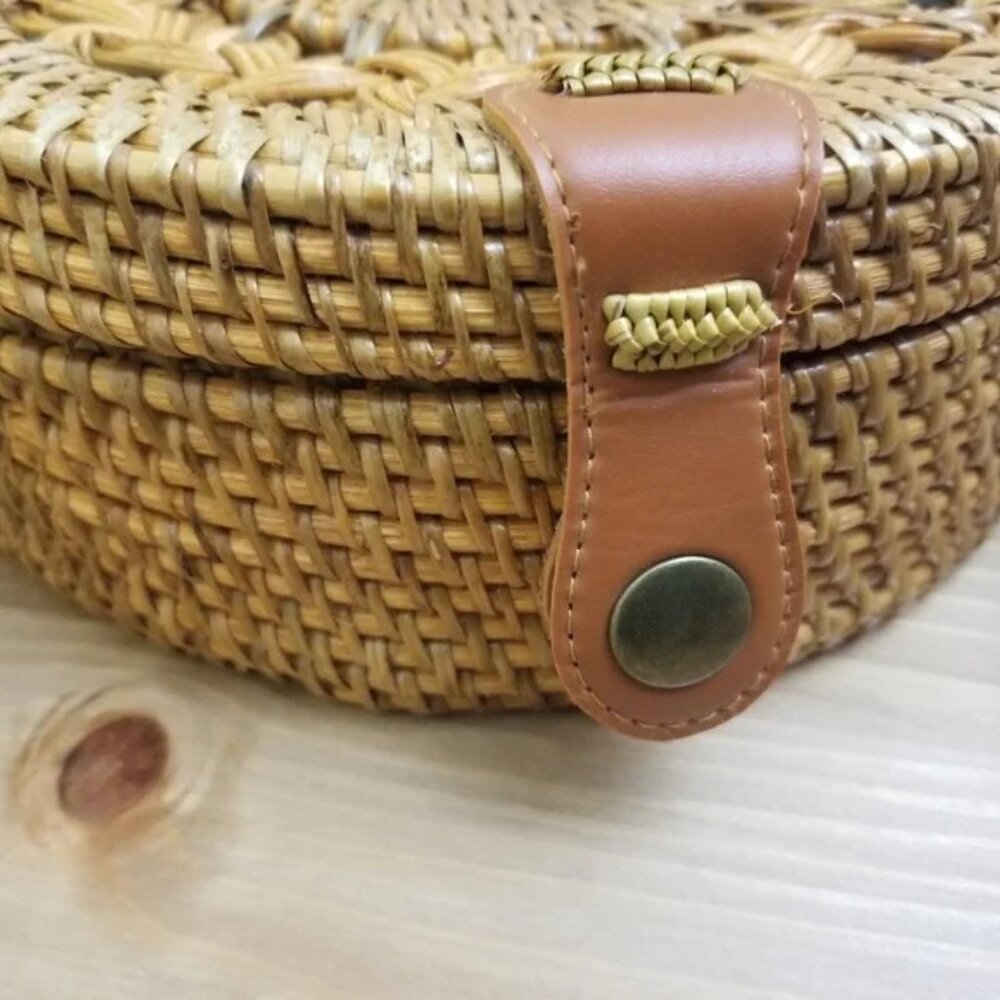 Round Rattan Crossbody Bag. - Picture 7 of 11